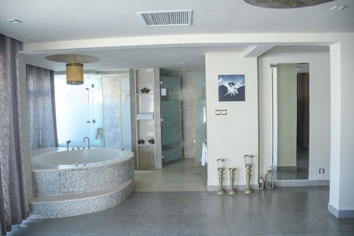 Imagen de la habitación del Hotel Royal Shaza Suites. Foto 14