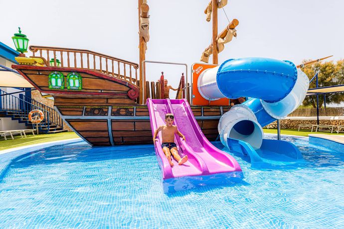 Imagen de la piscina del Hotel Royal Son Bou Family Club. Foto 9