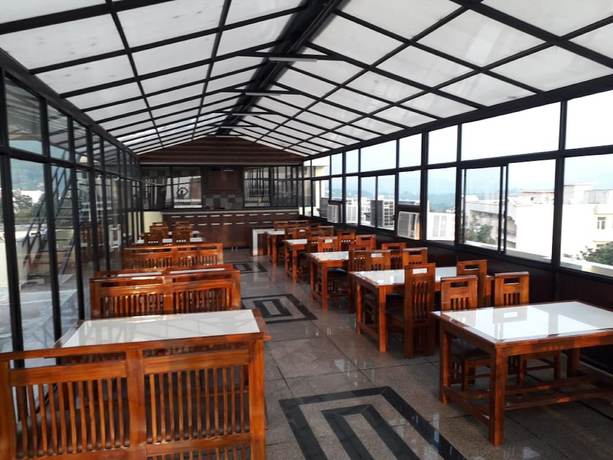 Imagen del bar/restaurante del Hotel Royal Stay, Katra. Foto 2