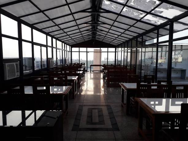 Imagen del bar/restaurante del Hotel Royal Stay, Katra. Foto 4