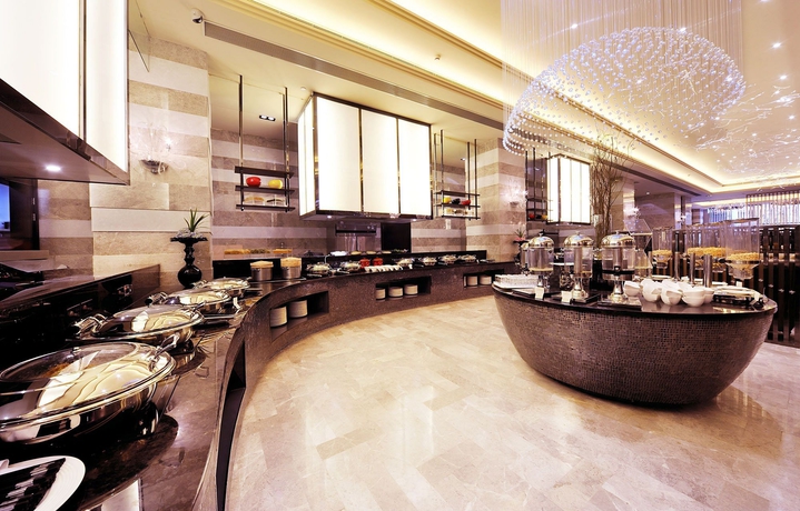 Imagen del bar/restaurante del Hotel Royal Suites and Tower. Foto 3