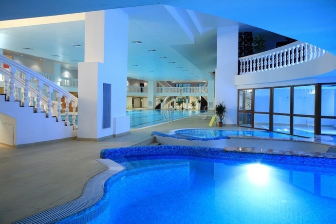 Imagen de la piscina del Hotel Royal Sun Geneva. Foto 17