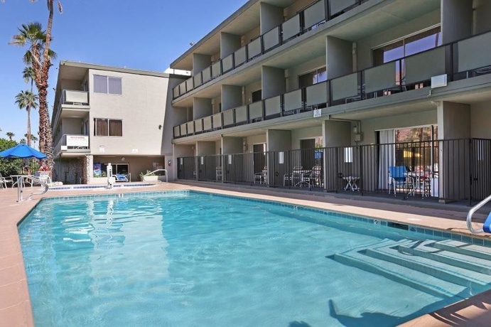 Imagen de la piscina del Hotel Royal Sun Palm Springs. Foto 10