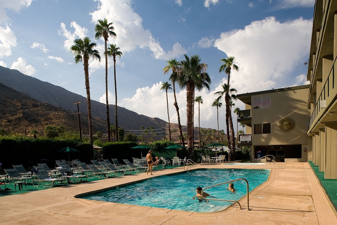 Imagen de la piscina del Hotel Royal Sun Palm Springs. Foto 11