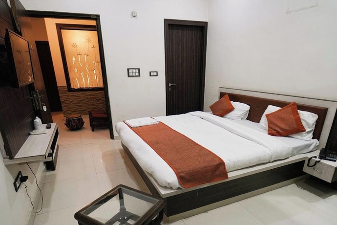 Imagen de la habitación del Hotel Royal Taj Twin Palace near Taj Mahal. Foto 9