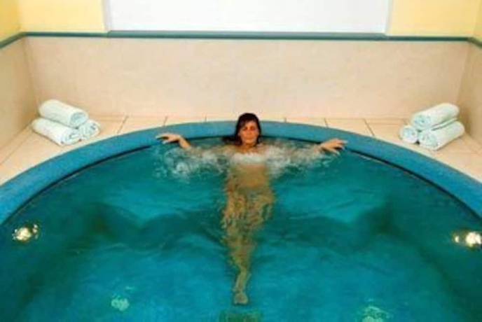 Imagen de la piscina del Hotel Royal Terme. Foto 17