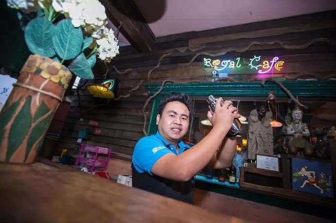 Imagen del bar/restaurante del Hotel Royal Thapae Gate Guesthouse. Foto 9