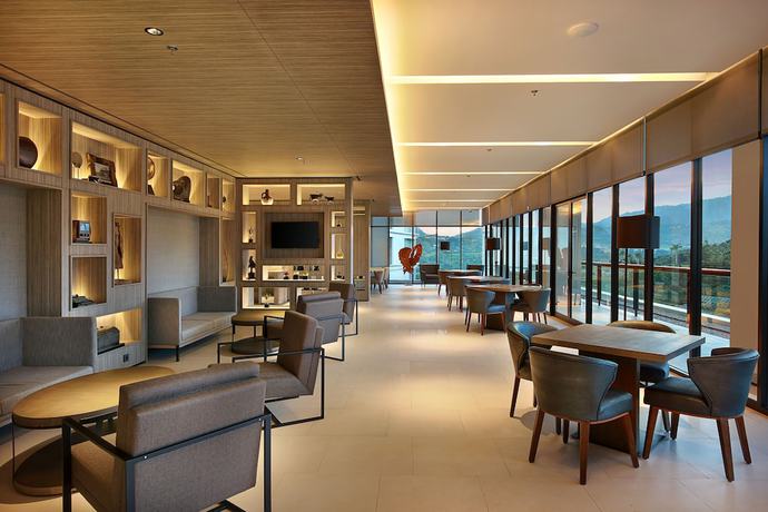 Imagen del bar/restaurante del Hotel Royal Tulip Gunung Geulis Resort and Golf. Foto 2