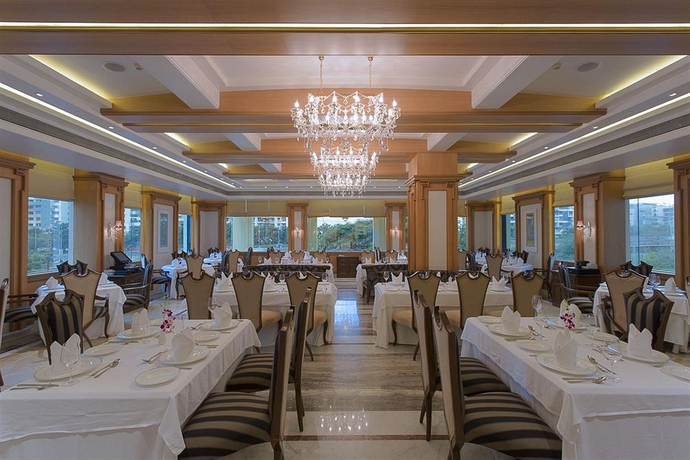Imagen del bar/restaurante del Hotel Royal Tulip Navi Mumbai. Foto 2