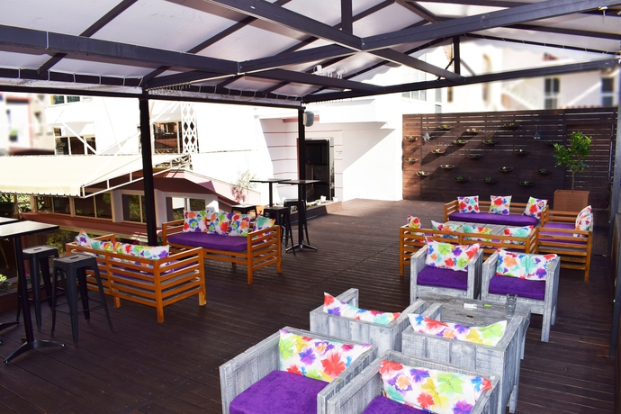 Imagen de los exteriores del Hotel Royal Vila. Foto 12