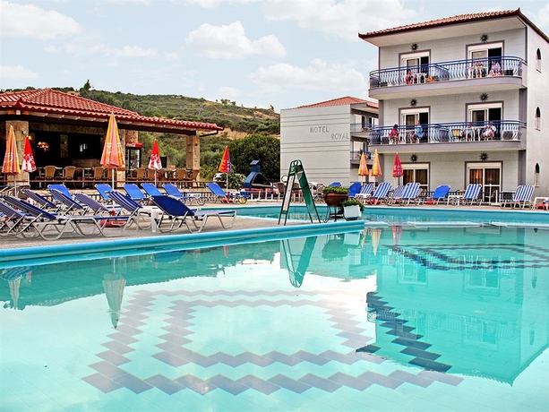 Imagen de la piscina del Hotel Royal and Suites. Foto 15