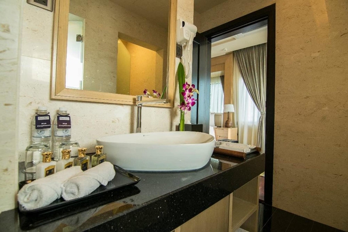 Imagen de la habitación del Hotel Royale Chulan Cherating Villas. Foto 10