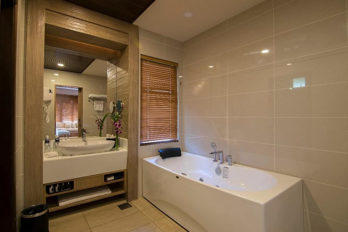 Imagen de la habitación del Hotel Royale Chulan Cherating Villas. Foto 11