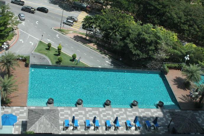 Imagen de la piscina del Hotel Royale Chulan Damansara. Foto 13