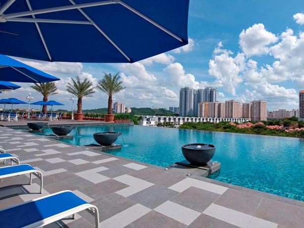 Imagen de la piscina del Hotel Royale Chulan Damansara. Foto 14