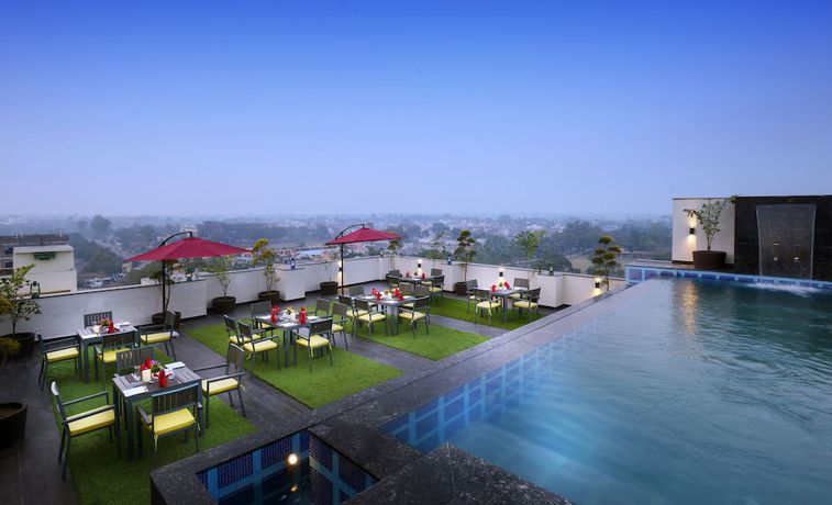 Imagen de la piscina del Hotel Royale Regent. Foto 16