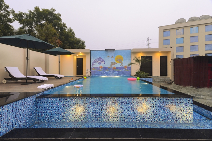 Imagen de la piscina del Hotel Royale Sarovar Portico Agra. Foto 16