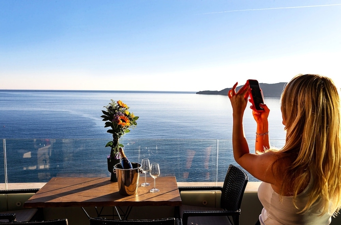 Imagen general del Hotel Royalis Suites Rafailovici - Beachfront Sea View Apartments. Foto 1