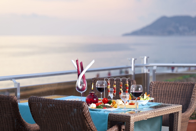 Imagen del bar/restaurante del Hotel Royalisa Palmiye Beach- Adult Only. Foto 3
