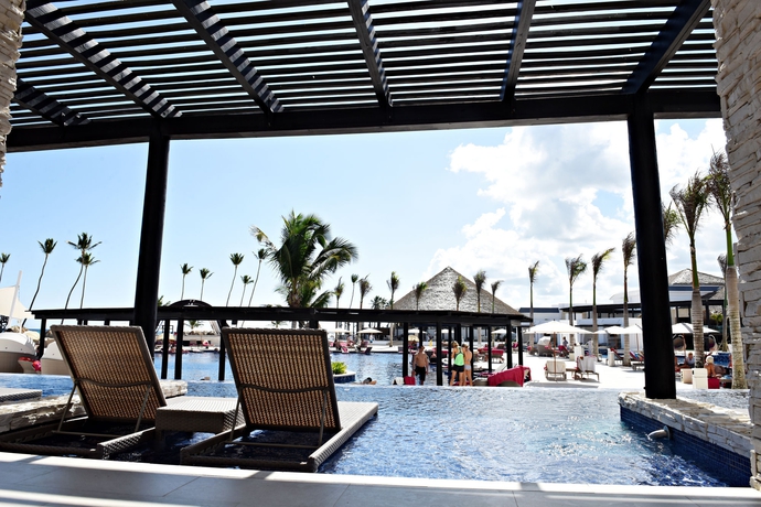 Imagen de la piscina del Hotel Royalton Chic Punta Cana, An Autograph Collection All-inclusive Resort and Casino – Adults Only. Foto 15