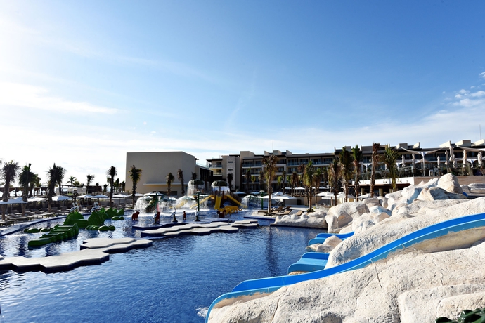 Imagen de la piscina del Hotel Royalton Riviera Cancun, An Autograph Collection All-inclusive Resort and Casino. Foto 12
