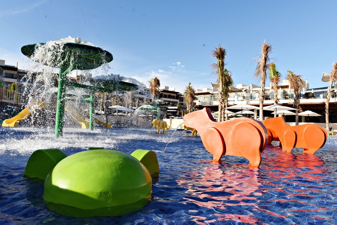 Imagen de la piscina del Hotel Royalton Riviera Cancun, An Autograph Collection All-inclusive Resort and Casino. Foto 13