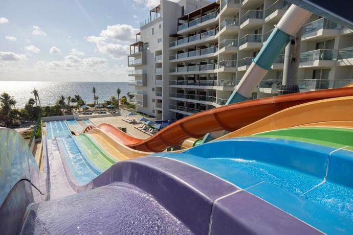 Imagen de la piscina del Hotel Royalton Splash Riviera Cancun, An Autograph Collection All-inclusive Resort. Foto 23