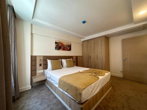 Imagen de la habitación del Hotel Roys & Suites. Foto 16