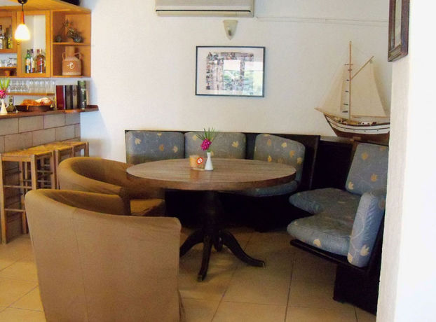 Imagen de los exteriores del Hotel Rozos. Foto 11
