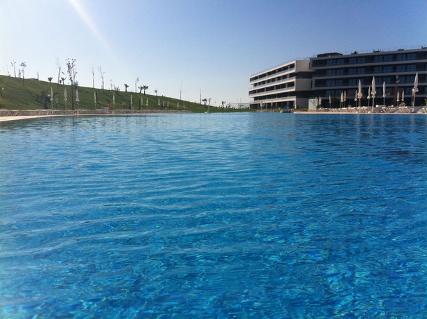 Imagen de la piscina del Hotel Rr Alvor Baía Resort. Foto 12
