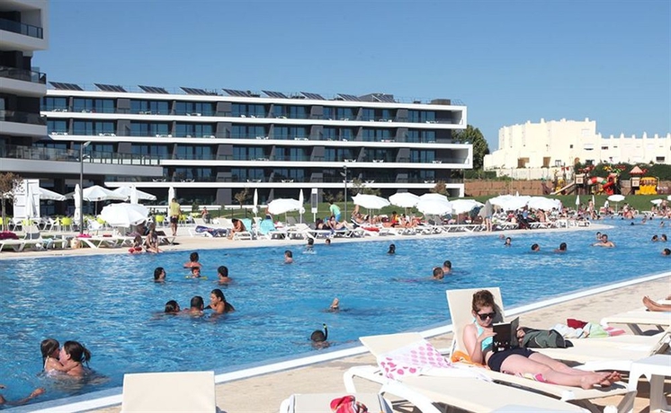 Imagen de la piscina del Hotel Rr Alvor Baía Resort. Foto 15