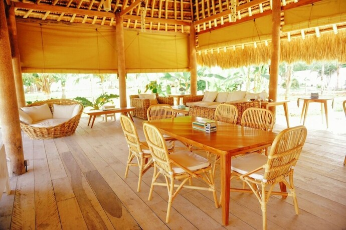 Imagen del bar/restaurante del Hotel Rua Beach Resort Sumba. Foto 18