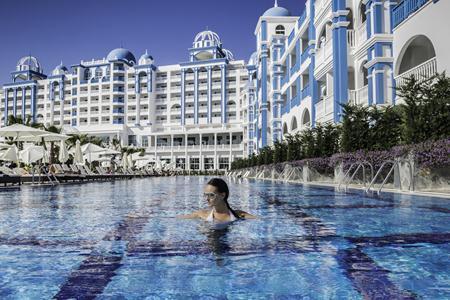 Imagen de la piscina del Hotel Rubi Platinium Spa resort & suite. Foto 8