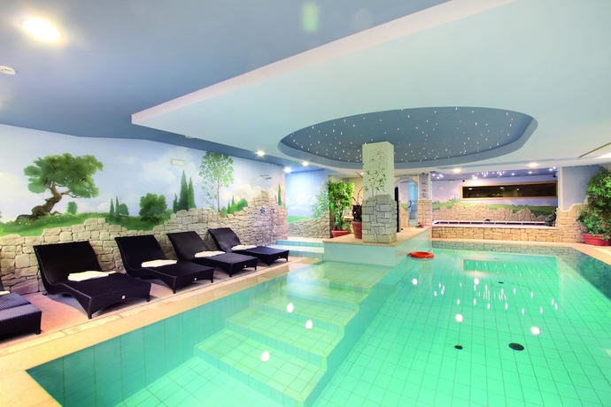 Imagen de la piscina del Hotel Rubino Executive. Foto 14