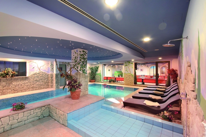Imagen de la piscina del Hotel Rubino Executive. Foto 16