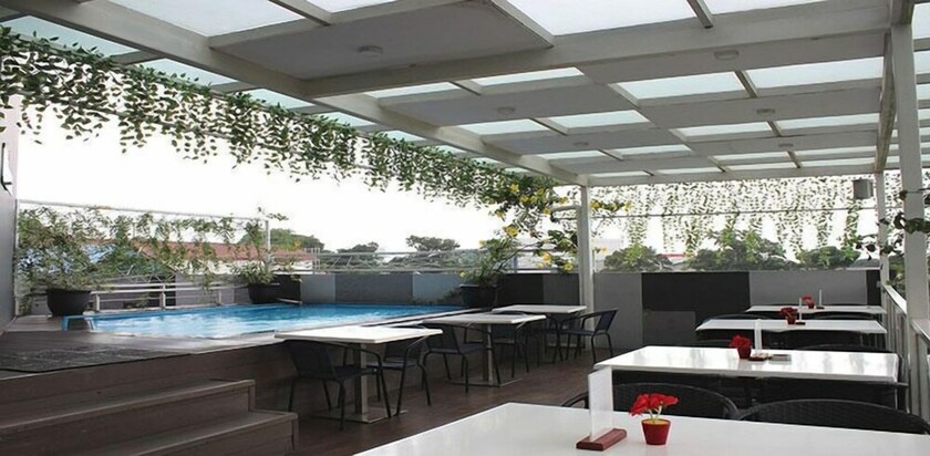 Imagen de la piscina del Hotel Ruby Syariah. Foto 37