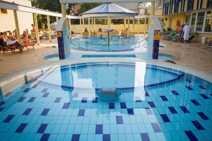 Imagen de la piscina del Hotel Rudolf Hajd&uacute;szoboszl&oacute;. Foto 18