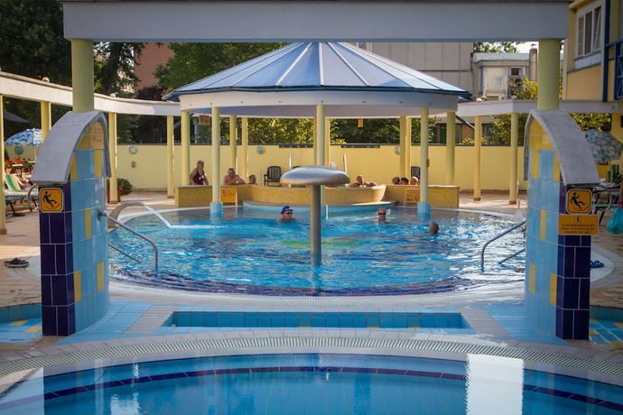 Imagen de la piscina del Hotel Rudolf Hajd&uacute;szoboszl&oacute;. Foto 19