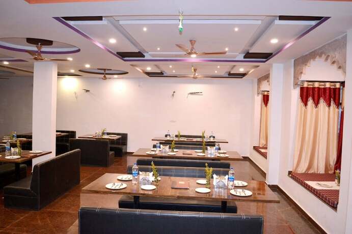 Imagen del bar/restaurante del Hotel Rudraksh And Restaurant. Foto 16