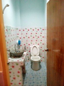 Imagen de la habitación del Hotel Rueang Sri Si Ri. Foto 9