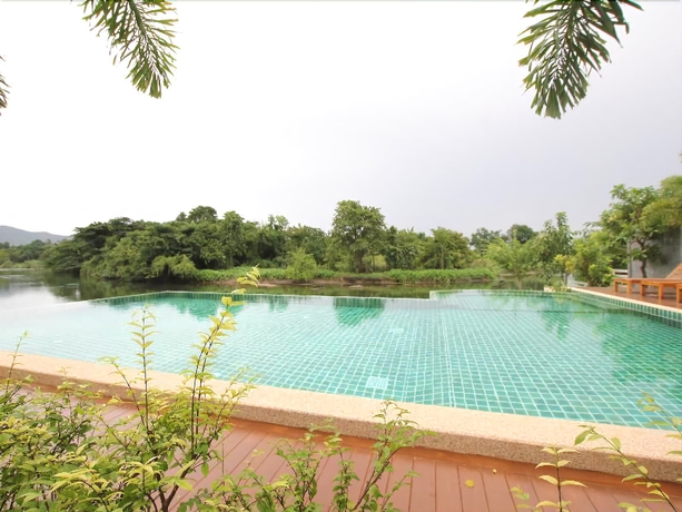 Imagen de la piscina del Hotel Ruen Maihom Riverside Cottage. Foto 17