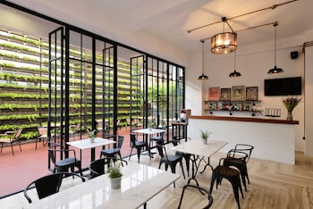 Imagen del bar/restaurante del Hotel Ruenthip Residence Pattaya. Foto 2