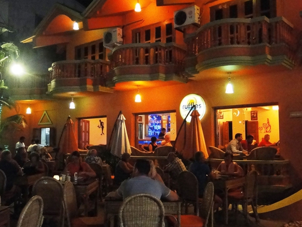 Imagen del bar/restaurante del Hotel Ruffles Beach Resort. Foto 3