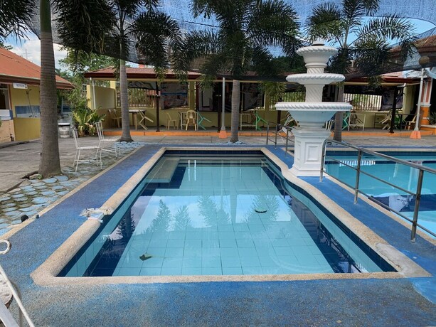 Imagen de la piscina del Hotel Rufina's Leisure Center. Foto 31