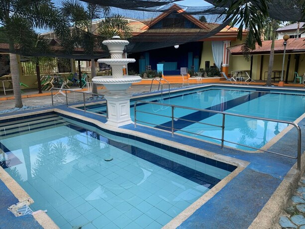 Imagen de la piscina del Hotel Rufina's Leisure Center. Foto 32