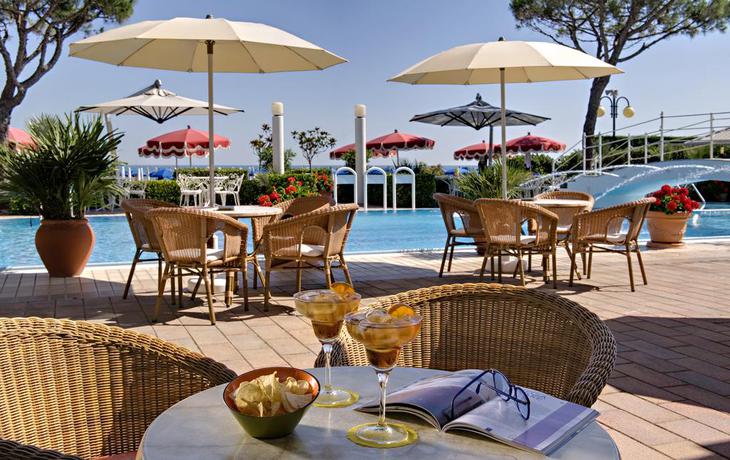 Imagen de la piscina del Hotel Ruhl Beach Hotel and Suites. Foto 8