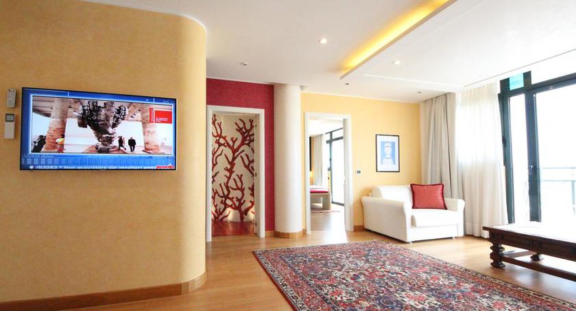 Imagen de los interiores del Hotel Ruhl Beach Hotel and Suites. Foto 7