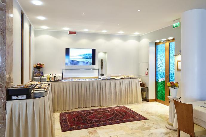 Imagen del bar/restaurante del Hotel Ruhl Beach Hotel and Suites. Foto 2