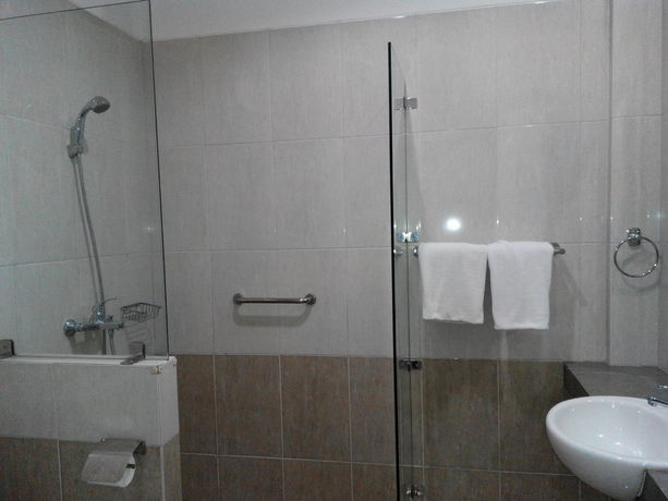 Imagen de la piscina del Hotel Rukun Senior Living. Foto 15
