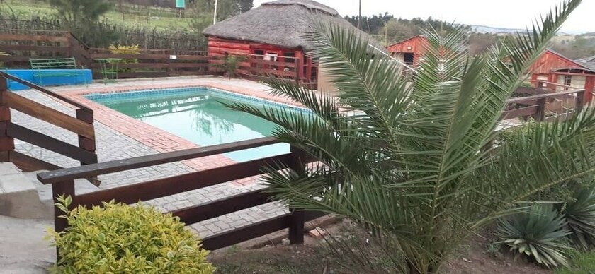 Imagen de la piscina del Hotel Run N' Fire Garden Court. Foto 25